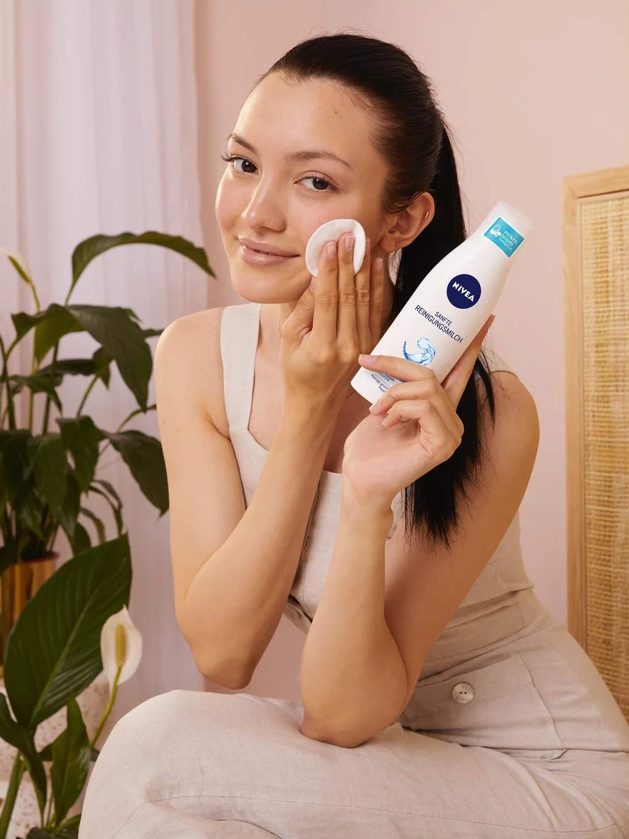 NIVEA Delikatne mleczko oczyszczające do każdego rodzaju skóry (200 ml), środek do demakijażu dokładnie oczyszcza, łagodne oczyszczanie twarzy, usuwa makijaż i wodoodporny tusz do rzęs