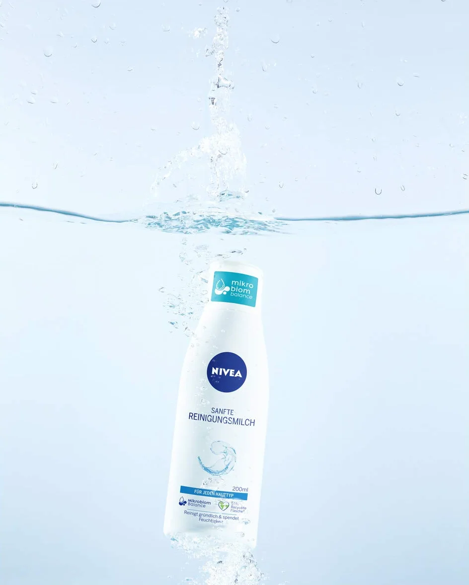 NIVEA Delikatne mleczko oczyszczające do każdego rodzaju skóry (200 ml), środek do demakijażu dokładnie oczyszcza, łagodne oczyszczanie twarzy, usuwa makijaż i wodoodporny tusz do rzęs