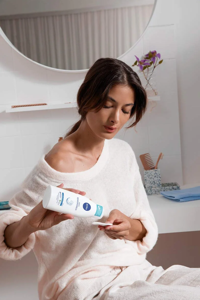 NIVEA Delikatne mleczko oczyszczające do każdego rodzaju skóry (200 ml), środek do demakijażu dokładnie oczyszcza, łagodne oczyszczanie twarzy, usuwa makijaż i wodoodporny tusz do rzęs
