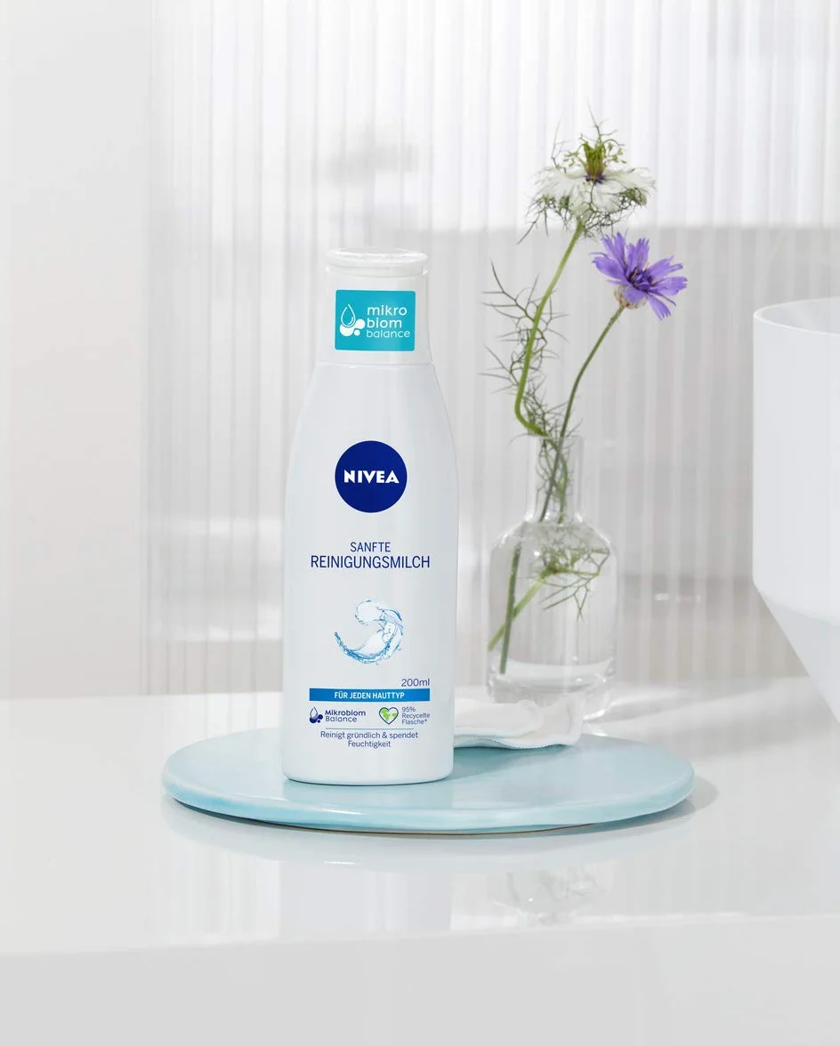 NIVEA Delikatne mleczko oczyszczające do każdego rodzaju skóry (200 ml), środek do demakijażu dokładnie oczyszcza, łagodne oczyszczanie twarzy, usuwa makijaż i wodoodporny tusz do rzęs