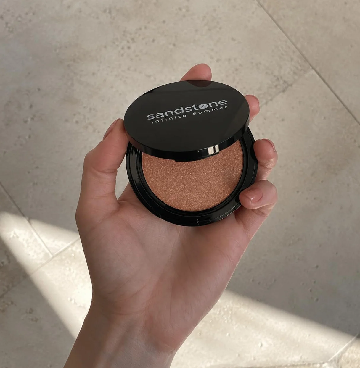 Sandstone Scandinavia Infinite Summer Bronzer | Luksusowy bronzer do twarzy o intensywnym kolorze, zapewniający naturalny letni blask | Odpowiedni dla alergików | Puder brązujący bez alergenów